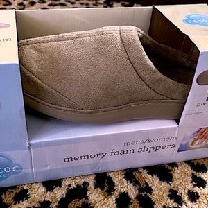 RESTOR STYLE MEMORY FOAM TAUPE BROWN TAN SLIPPERS SMALL NWT